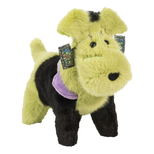 Das ist ein Frankenstein-Hund von Douglas Cuddle Toys. Der Plüschhund steht auf vier Beinen und hat langes, zottiges Fell mit leichtem Glanz. Kopf, Schnauze, Ohren, Rute und Unterbeine sind grün, Rücken und Oberbeine schwarz, dazu ein kurzer schwarzer Streifen oben am Kopf und ein schwarzer Sattelfleck am Körper. Die Schnauze ist breit und grün, die Ohreninnenseiten sind grün. Die Augen sind schwarz und rund, die Nase schwarz. Am Hals sitzt ein lila Halbkreis aus Stoff, an den Kopfseiten glitzernde Bän...