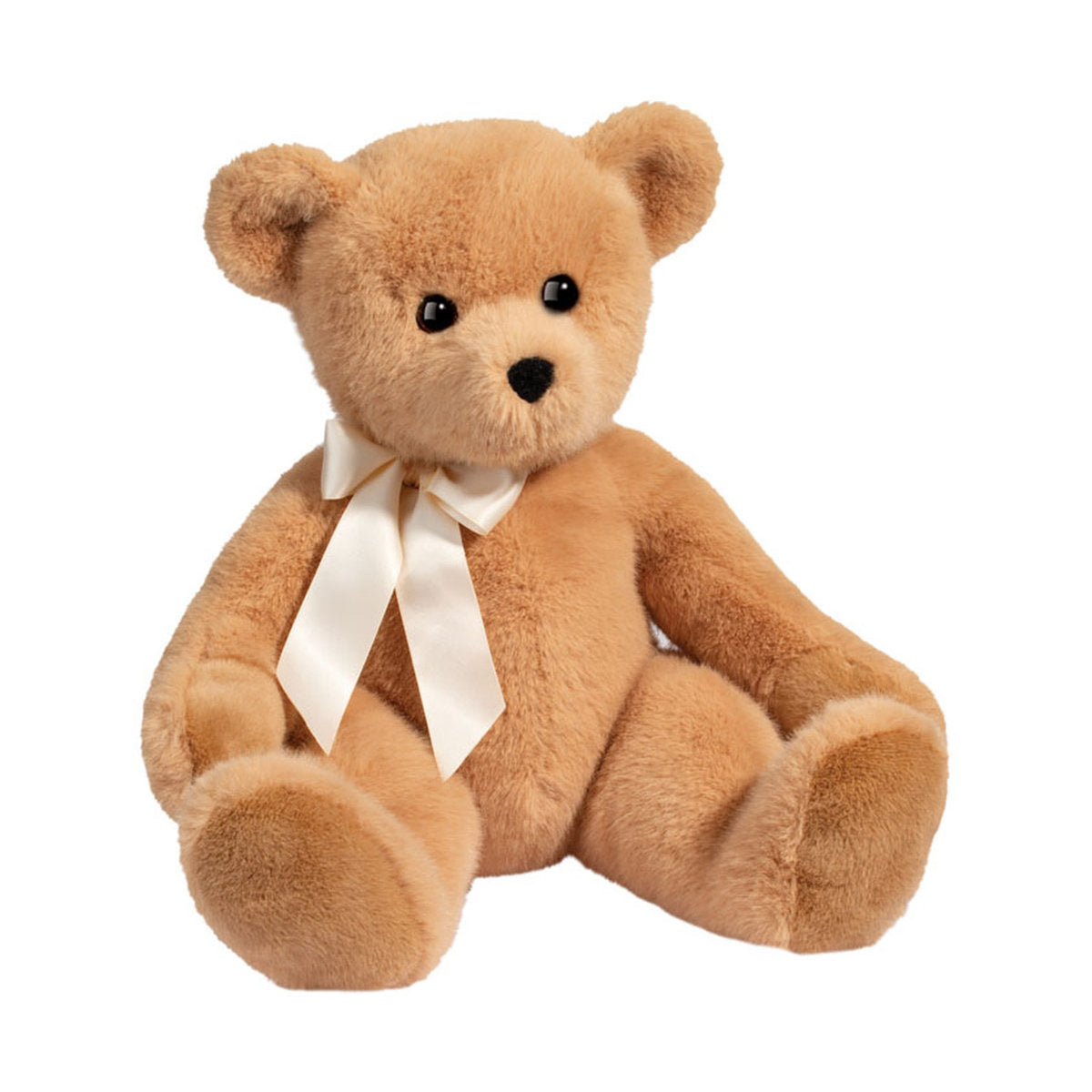 Das ist Graham, ein Teddy von Douglas Cuddle Toys. Er sitzt, hat kurzes, dichtes beiges Fell mit leichtem Glanz, eine etwas hellere beige Schnauze und Ohreninnenseiten in der Fellfarbe. Bauch und Pfoten sind beige, die Pfotenballen heben sich nicht ab. Die Augen sind schwarz und rund, die Nase klein, schwarz und abgerundet dreieckig, Abzeichen gibt es keine. Um den Hals trägt er ein cremefarbenes Satinband als Schleife. Die Haltung ist sitzend ohne Gelenke, der Ausdruck ruhig und sanft.