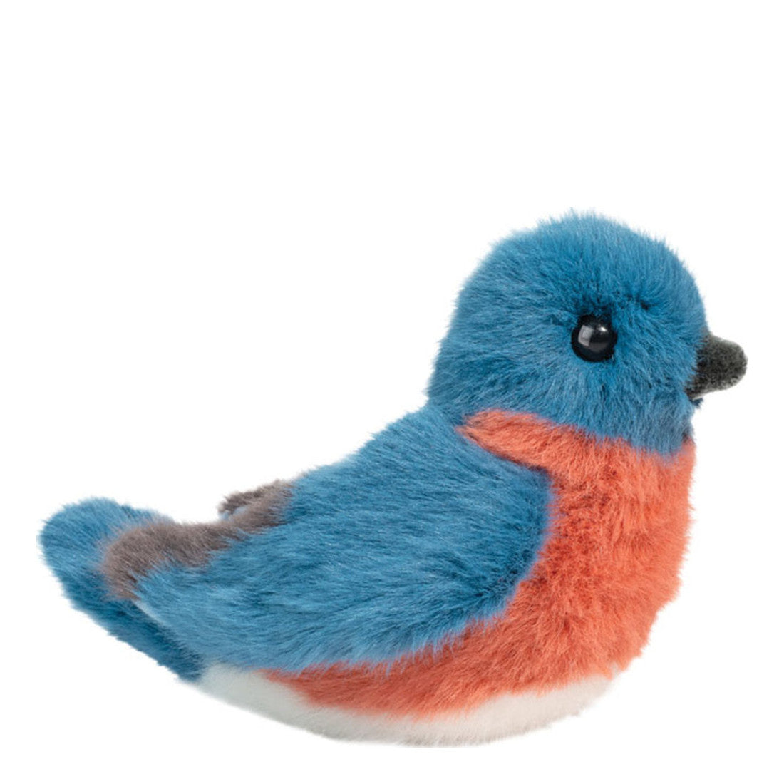 Das ist Hüttensänger Bertie, ein Vogel von Douglas Cuddle Toys. Kleiner sitzender Vogel mit langem, flauschigem Fell, das leicht glänzt und sehr weich aussieht. Kopf, Rücken und Flügel sind blau, Brust und Seiten orange, der untere Bauch weiß, Schwanz und Schnabel zeigen graue Akzente. Der Kopf ist rund mit kurzem grauem Schnabel, seitlich ist ein rundes schwarzes Auge zu sehen. Die Flügel liegen am Körper an, hinten steht ein kurzer Schwanz ab. Der Ausdruck wirkt ruhig und zufrieden.