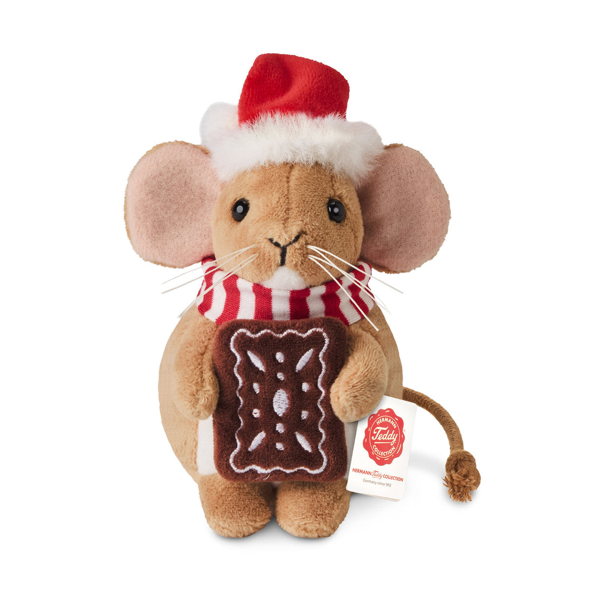 Das ist eine kleine Weihnachtsmaus von Teddy-Hermann. Kurzes, dichtes braunes Fell mit leichtem Glanz, weißer Bauchfleck und weißes Kinn, Ohreninnenseiten blassrosa, Pfoten und Pfotenballen braun. Augen schwarz und rund, Nase schwarz und dreieckig gestickt, seitlich weiße Schnurrhaare. Sie sitzt aufrecht und hält einen rechteckigen Lebkuchen, dazu rote Weihnachtsmütze mit weißem Flauschrand und rot-weiß gestreifter Strickschal. Der Ausdruck wirkt ruhig und zufrieden.