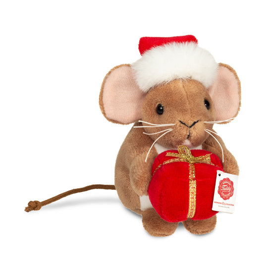 Das ist eine kleine Weihnachtsmaus von Teddy-Hermann. Sie sitzt aufrecht und hält ein rotes Geschenk mit goldenem Band. Das Fell ist braun, kurz und glatt, der Bauch weiß, die Ohreninnenseiten rosa. Die Augen sind schwarz und rund, die Nase ist schwarz, klein und dreieckig, die Schnurrhaare sind lang und weiß. Die Ohren sind groß und rund, der Schwanz ist lang und dünn. Dazu trägt sie eine rote Weihnachtsmütze mit weißem Plüschrand und Bommel. Der Ausdruck wirkt sanft und fröhlich.