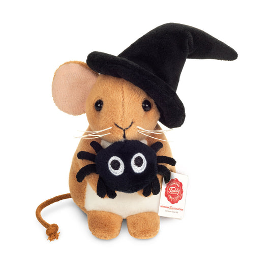 Das ist die Small Halloween Mouse With Spider, eine Maus von Teddy-Hermann. Sie sitzt, hat kurzes braunes Fell, einen weißen Bauch, eine kleine schwarze Dreiecksnase, lange weiße Schnurrhaare und runde schwarze Augen. Die Ohren sind rund mit blassrosa Ohreninnenseiten. Die braunen Pfoten halten eine kleine schwarze Spinne mit weiß gestickten Augen. Auf dem Kopf sitzt ein hoher schwarzer Hexenhut mit umgeknickter Spitze, hinten ein langer Kordelschwanz. Der Ausdruck wirkt zufrieden.