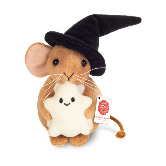 Das ist eine kleine Halloween-Maus mit Gespenst von Teddy-Hermann. Kurzes, glattes Fell mit leichtem Glanz: warmbrauner Körper, weißer Bauch, rosa Ohreninnenseiten, weißes Kinn, Pfoten und Pfotenballen warmbraun. Augen schwarz und rund, Nase klein und schwarz mit kurzer senkrechter Stickerei. Trägt einen schwarzen, spitzen Hexenhut und hält ein kleines weißes Gespenst mit aufgesticktem schwarzem Lächeln. Sitzende Haltung, nicht beweglich, zufriedener Ausdruck.