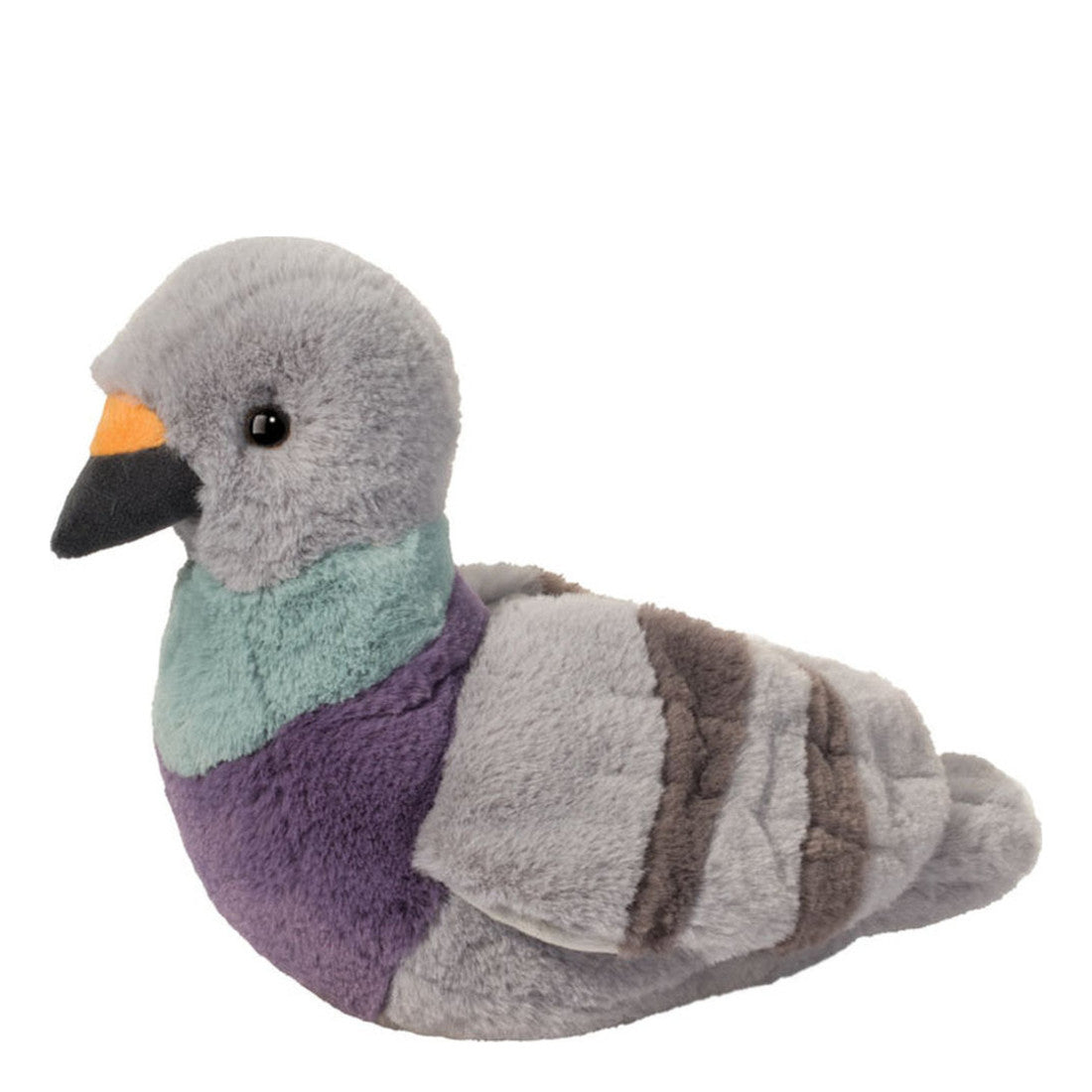 Das ist Pennie, eine Taube von Douglas Cuddle Toys. Sitzender Vogel mit kurzem, dichtem, leicht schimmerndem Fell. Kopf, Rücken, Flügel und Schwanz sind hellgrau, über Flügel und Schwanz verlaufen dunkelgraue Querstreifen. Die Brust ist lila, am unteren Hals liegt ein gedämpft grünes Band. Der Schnabel ist zweifarbig: unten kurz, dreieckig und schwarz, oben ein kleiner oranger Teil. Die Augen sind schwarz und rund. Keine sichtbaren Gliedmaßen, entspannte Haltung und ein ruhiger Ausdruck.