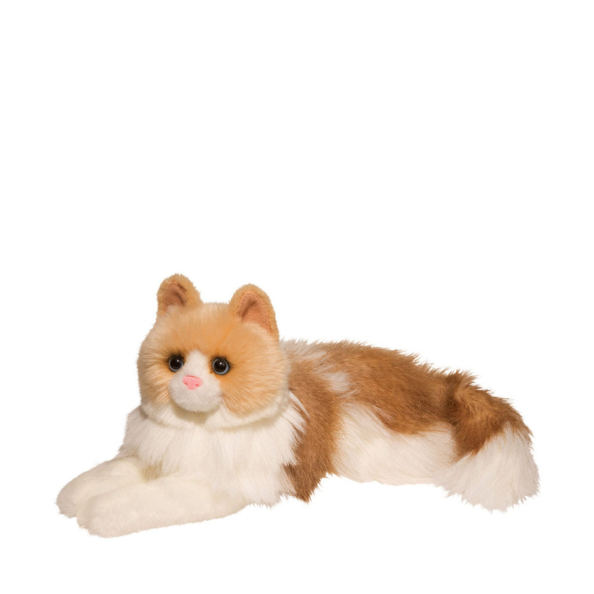 Das ist Kiki, eine Katze von Douglas Cuddle Toys. Sie liegt mit nach vorn gestreckten Vorderbeinen. Ihr Fell ist mittellang, leicht zottelig, dicht und schimmert sanft. Weiß sind Schnauze, Brust, Bauch und Vorderpfoten, braune Flecken liegen auf Rücken, Schwanz und teilweise an den Flanken, beige Töne zeigen sich am Kopf und an den Ohreninnenseiten. Die Nase ist klein und rosa, die Augen sind rund und dunkelbraun. Pfotenballen sind nicht zu sehen. Keine Kleidung, kein Zubehör. Der Ausdruck wirkt ruhig ...