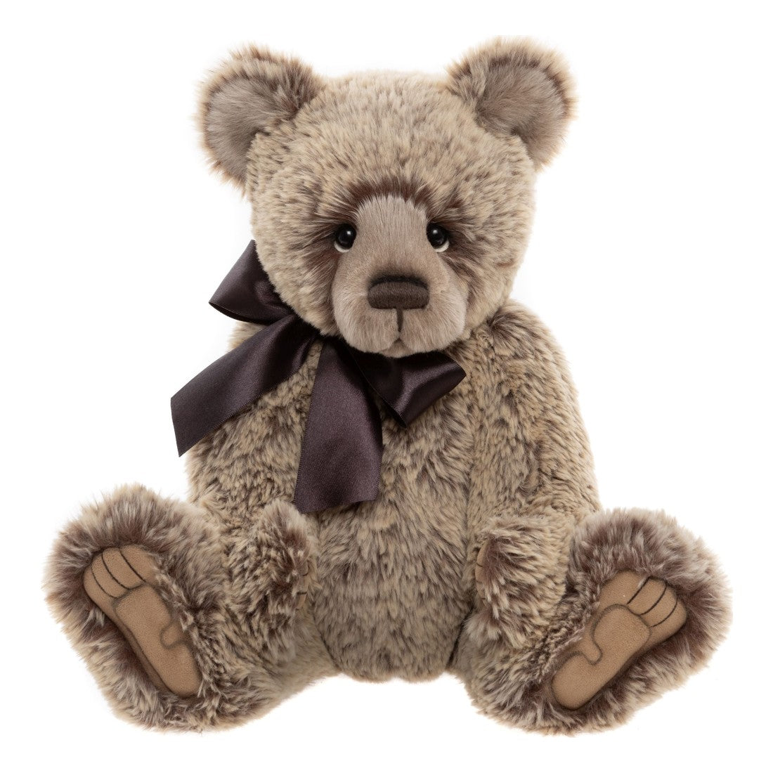 Das ist Davey, ein Teddy von Charlie Bears. Er sitzt, ist voll beweglich und hat mittellanges, leicht gewelltes Fell mit sanftem Schimmer, dicht und plüschig. Das Fell ist überwiegend beige mit dunkelbrauner Sprenkelung und braunen Akzenten rund um die Augen. Die Schnauze ist heller beige, die Ohreninnenseiten beige mit braunem Rand, an den Pfoten sitzen hellbraune Pfotenballen. Die Augen sind schwarz und rund, die Nase braun und oval mit gesticktem Mund. Am Hals ist eine dunkelbraune Satinschleife geb...