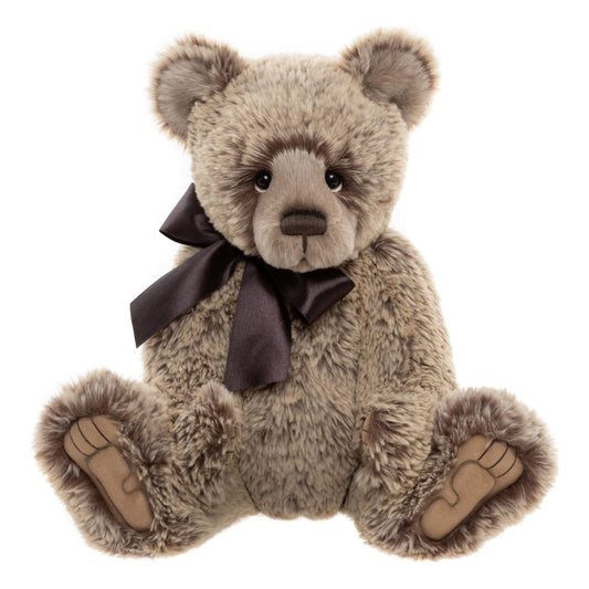 Das ist Davey, ein Teddy von Charlie Bears. Er sitzt, ist voll beweglich und hat mittellanges, leicht gewelltes Fell mit sanftem Schimmer, dicht und plüschig. Das Fell ist überwiegend beige mit dunkelbrauner Sprenkelung und braunen Akzenten rund um die Augen. Die Schnauze ist heller beige, die Ohreninnenseiten beige mit braunem Rand, an den Pfoten sitzen hellbraune Pfotenballen. Die Augen sind schwarz und rund, die Nase braun und oval mit gesticktem Mund. Am Hals ist eine dunkelbraune Satinschleife geb...