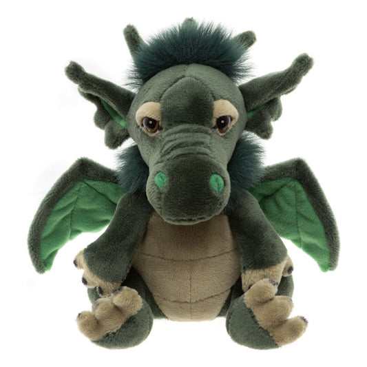 Das ist Grumbleweed, ein Drache von Charlie Bears. Kurzes, dichtes grünes Fell mit Glanz, am Kopf und Hals eine zottige Mähne. Gesicht und Flügelaußenseiten grün, Flügelinnenseiten heller; über den Augen zwei beige Tropfenflecken. Bauch und Unterkiefer beige mit gestickten Querlinien, Pfoten und Pfotenballen beige mit dunkleren Krallenspitzen. Braune Augen, runde Schnauze mit zwei grünen Nasenlöchern. Sitzend, ohne Gelenke, mit sanftem, leicht verschlafenem Ausdruck.