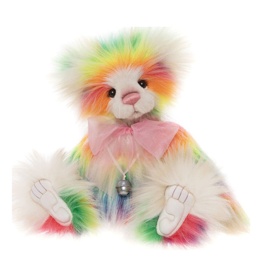 Das ist Rivendell, ein Teddy von Charlie Bears. Sie sitzt, ist voll beweglich und hat langes, feines Fell mit starkem Glanz in Grün, Gelb, Orange, Rosa und Blau an Kopf, Körper und Gliedmaßen. Schnauze und Gesichtspartie sind weiß, die Ohreninnenseiten weiß mit blassrosa Spitzen, Augen schwarz, Nase rosa. Pfotenfronten und Pfotenballen sind blassweiß mit lila Zehenlinien. Dazu eine rosa Schleife und eine silberne Glöckchenkette; der Ausdruck wirkt sanft und verträumt.
