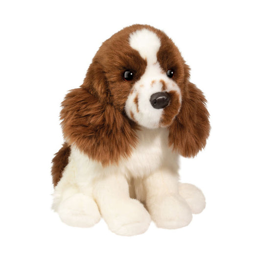Das ist Chip, ein Springer Spaniel von Douglas Cuddle Toys. Er sitzt und hat langes, zotteliges braunes Fell an Kopf und Ohren, kürzeres, dichtes weißes Fell an Körper, Bauch und Pfoten. Die Schnauze ist weiß mit kleinen braunen Sprenkeln, die Nase schwarz und rund, die Augen schwarz und symmetrisch im braunen Gesicht. Die Ohreninnenseiten sind braun. Vier weiße Pfoten sind zu sehen. Das Kuscheltier ist nicht beweglich und wirkt entspannt und sanft. Ohne Zubehör.