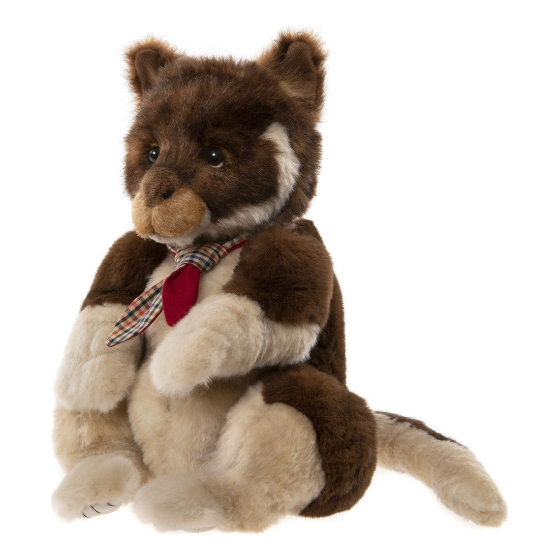 Das ist Chester, ein Känguru von Charlie Bears. Es sitzt und hat kurzes bis mittellanges, dichtes Fell mit leichtem Glanz: dunkelbraun an Kopf, Rücken, Außenohren und Oberarmen, beige an Schnauze, Ohreninnenseiten, Bauch, Unterarmen und Füßen, dazu weiße Flecken an Wangen und Augenrändern. Die runden Augen sind fast schwarz, ebenso die kleine Nase. An den Füßen sind schwarze Pfotenballen aufgestickt, um den Hals liegt ein kariertes Halstuch in Hellbraun, Schwarz und Rot.