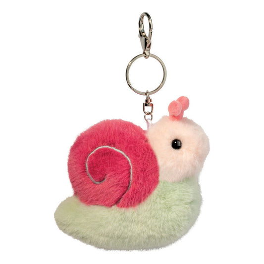 Das ist eine Schnecke von Douglas Cuddle Toys. Kurzes, dichtes, leicht glänzendes Fell: rosa Haus mit silbrig gestickter Spirale, blassrosa runder Kopf mit zwei kurzen Fühlern, blassgrüner Körper und Fuß. Ein einzelnes rundes schwarzes Auge, keine sichtbare Nase. Sie sitzt in ruhender Haltung, der Körper reicht unter dem Haus hervor, der Ausdruck wirkt sanft und neugierig. An einem Metallring mit Karabiner befestigt.