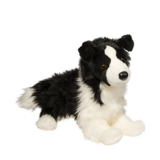 Das ist Chase, ein Border Collie von Douglas Cuddle Toys. Er liegt auf dem Bauch, die Vorderbeine gestreckt, die Hinterbeine seitlich angelegt. Das Fell ist schwarz-weiß, mittellang und leicht zottig. Die Schnauze ist weiß und rund, die Ohren schwarz und aufgestellt. Bauch und Pfoten sind weiß, die Augen braun, die Nase schwarz und oval. Weiße Blesse, weißer Halskragen, weiße Schwanzspitze, schwarzer Körper. Der Blick wirkt wach und aufmerksam.