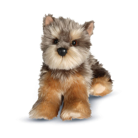 Das ist Yettie, ein Yorkshire Terrier von Douglas Cuddle Toys. Der kleine Hund sitzt und hat langes, zotteliges, leicht gewelltes Fell mit sanftem Glanz: grau an Kopf und Rücken, braun an Körper und Beinen, beige an Schnauze, Ohreninnenseiten, Bauch und Pfotenspitzen, dazu etwas Weiß im Gesicht. Die runde beige Schnauze umgibt eine schwarze Nase, die Augen sind dunkelbraun, die Augenbrauen hell beige. Kein Zubehör zu sehen. Der Ausdruck wirkt wach und freundlich.