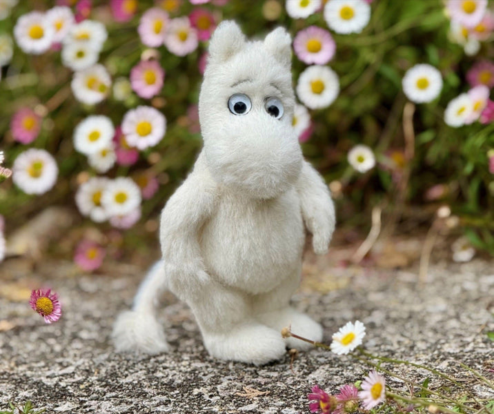 MiniMo Moomintroll among daisies