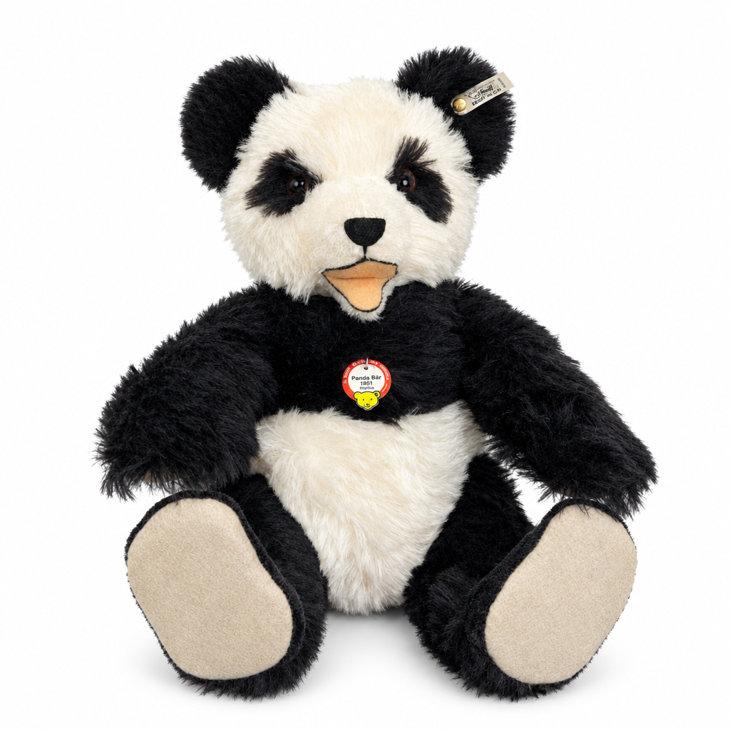 Das ist ein Panda von Steiff. Großer Panda mit zottigem, mittellangem, leicht glänzendem Fell. Schwarz sind Ohren, Augenflecken, Arme, Beine und Schultern, weiß sind Gesichtsmitte, Bauch und Brust; Pfotenballen und Sohlen sind beige. Die Schnauze ist weiß mit kleiner schwarzer Dreiecksnase und kurzer schwarzer Naht darunter. Dunkelbraune Augen sitzen in den schwarzen Flecken, der Mund ist offen und zeigt eine beige Zunge. Er sitzt und wirkt sanft, etwas überrascht.